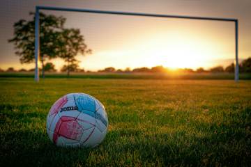 失道者寡助！FIFA 想把足球卖给资本？欧足联硬刚守住足坛最后底线（配图示意）